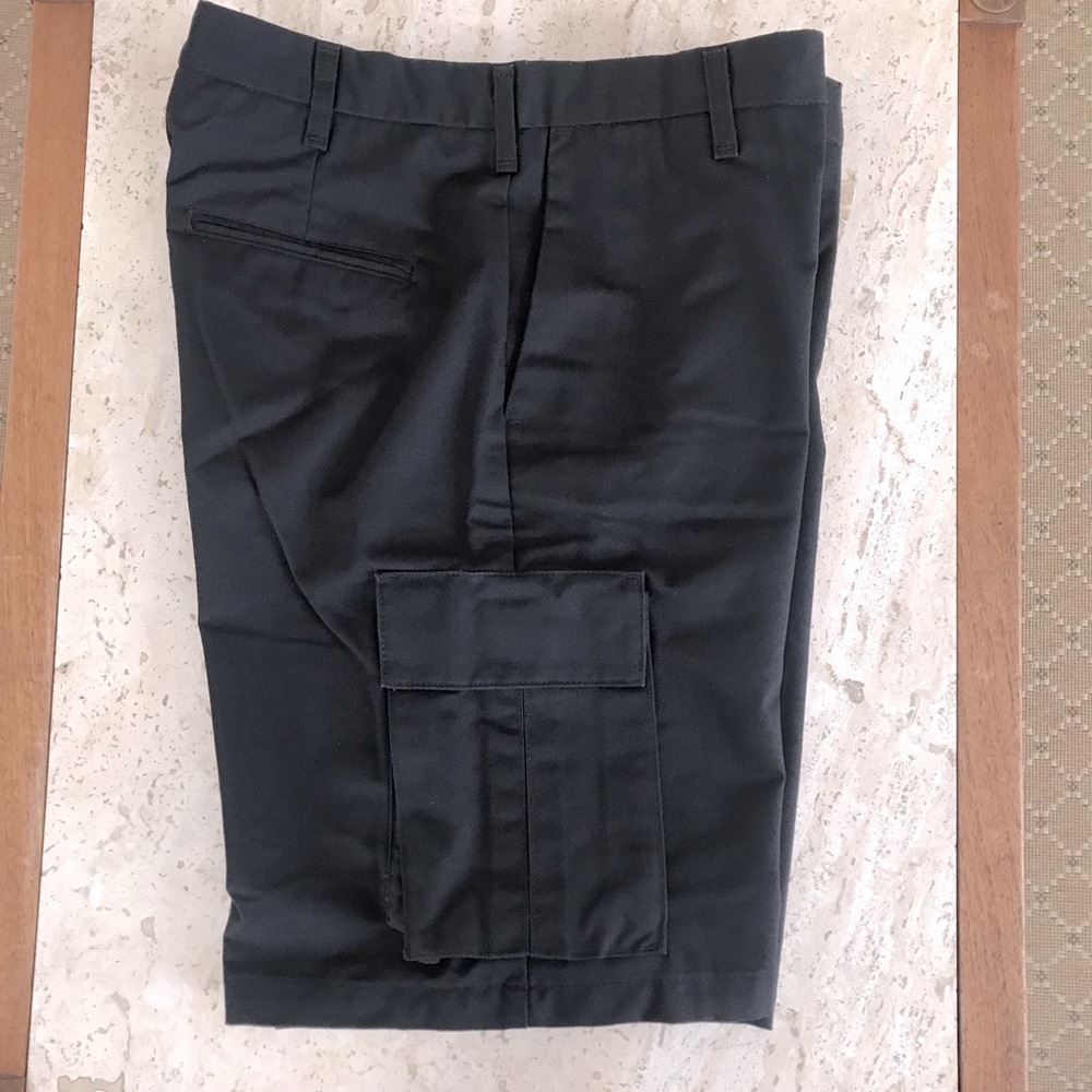 EUC WearGuard Aramark mens black cargo shorts, W 34 / 11” inseam with pockets